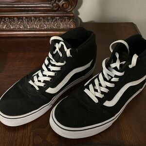 Preowned Vans Black and white women Sz 9.5